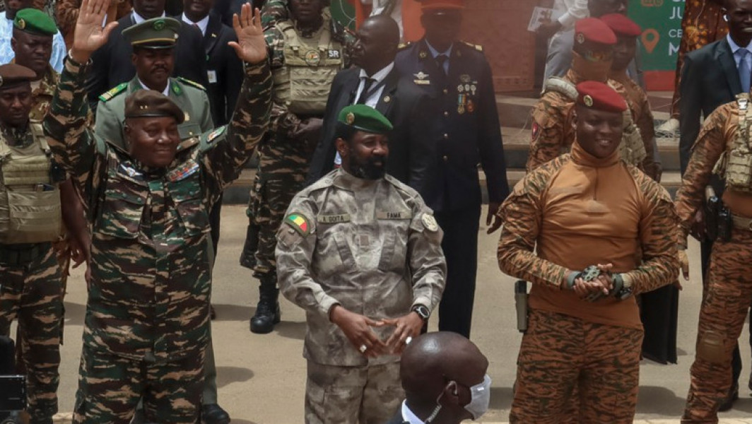 Burkina Faso, Mali și Niger formează o confederație, rupând legăturile cu restul blocului vest-african