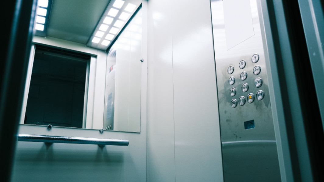 Bărbat blocat timp de 42 de ore într-un lift de spital din Kerala