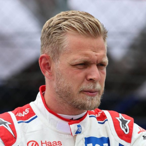 <pre><code class="language-markdown">### Kevin Magnussen părăsește echipa Haas la finalul sezonului

Pilotul Kevin Magnussen nu va mai continua cu echipa Haas după ce contractul său va expira la finalul acestui sezon. Magnussen se află acum în cel de-al șaptelea său sezon cu echipa americană, având perioade de activitate între 2017-2020 și 2022-2024, și a acumulat cinci puncte în actualul sezon.

Echipa Haas nu a anunțat încă cine va fi colegul de echipă al britanicului Oliver Bearman în următorul sezon. Potrivit BBC Sport, Esteban Ocon, pilotul echipei Alpine în acest sezon, este foarte probabil să îl înlocuiască pe Magnussen.

</code></pre>
