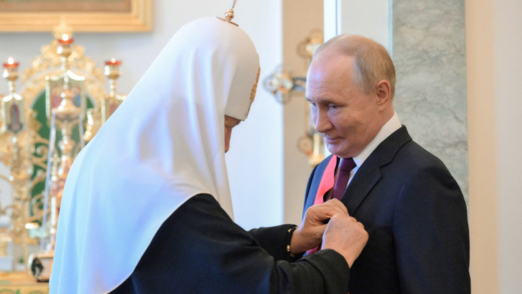 Patriarhul Kirill îl decorează pe Vladimir Putin cu Ordinul Sfântului Aleksandr Nevski