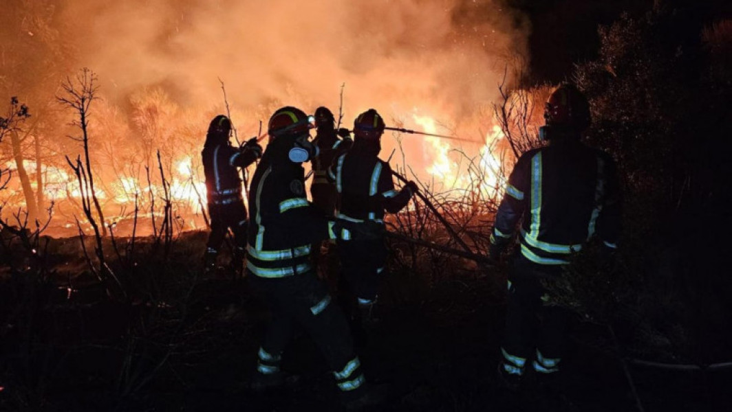 Acțiunile pompierilor români împotriva incendiilor din Grecia continuă