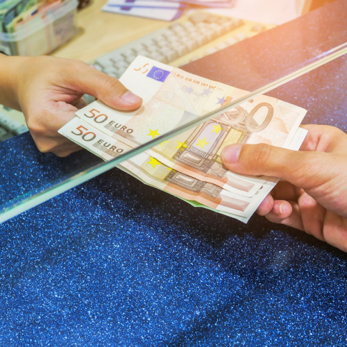 Indicele ROBOR scade, dar românii resimt încă povara ratelor mari