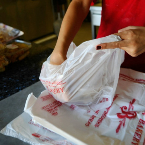 California interzice pungile de plastic în magazinele alimentare