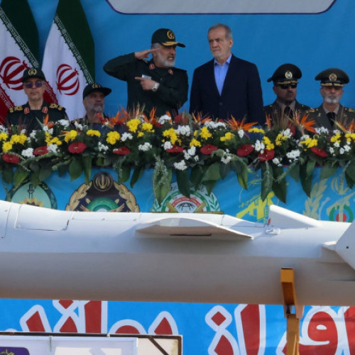 Iranul prezintă drona kamikaze Shahed-136B în cadrul unei parade militare