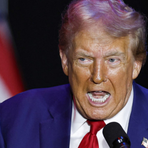 Donald Trump își atacă din nou adversarii într-un miting de campanie