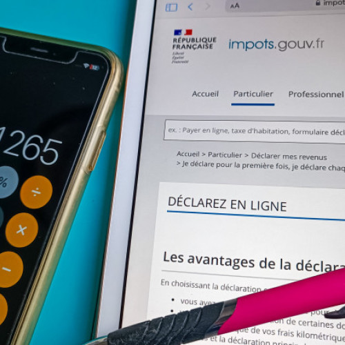 Guvernul francez ia în calcul noi impozite pentru reducerea deficitului bugetar