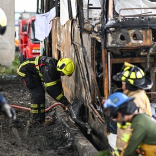 Accident tragic în apropiere de Bangkok: un autobuz cu elevi s-a răsturnat și a luat foc