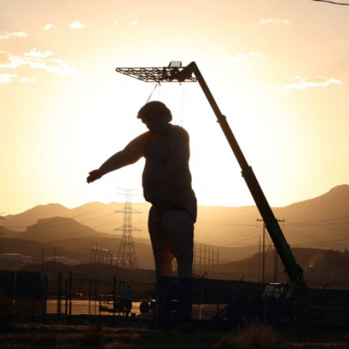 O marionetă de 13 metri cu chipul lui Donald Trump a fost instalată lângă Las Vegas