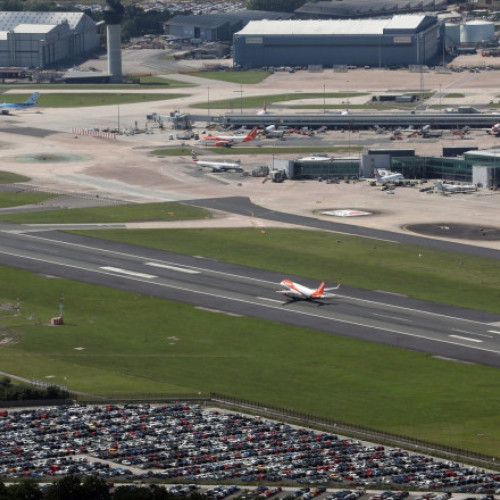 Un bărbat reținut pentru urcare neautorizată într-un avion la aeroportul Manchester