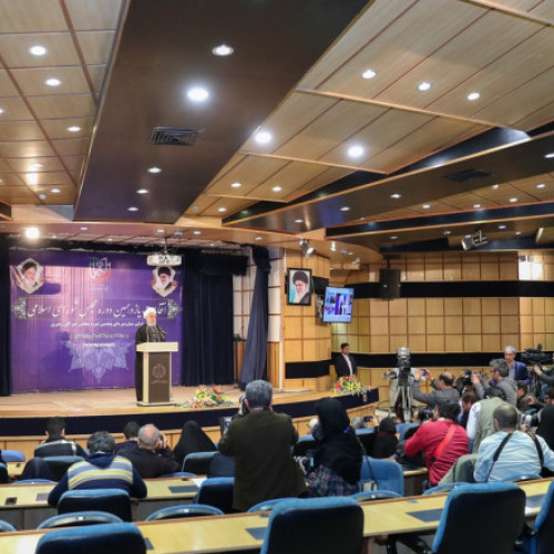 Zeci de parlamentari iranieni cer revizuirea doctrinei nucleare a Iranului