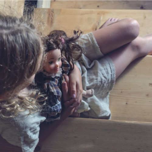 „Am trăit o viață falsă”. O femeie și-a găsit fiica la 44 de ani după ce a fost răpită din fața casei și trimisă în SUA pentru adopție