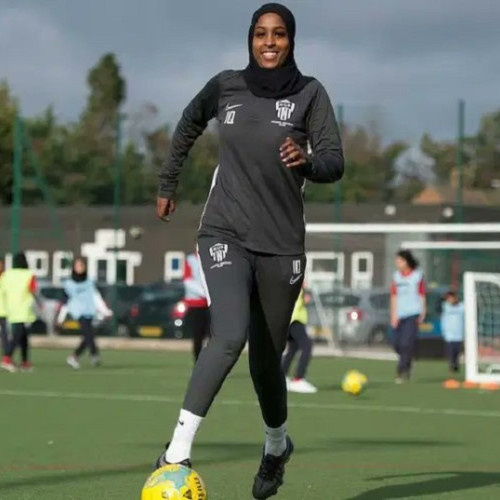 Iqra Ismail, fosta căpitană a echipei feminine a Somaliei, revine pe teren purtând pantaloni de trening