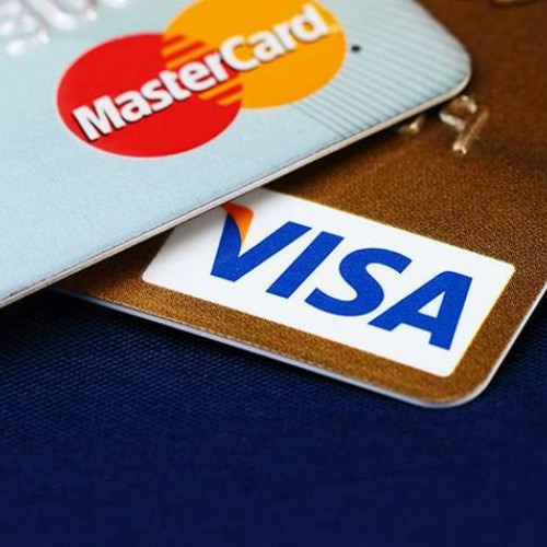 Comisia Europeană investighează comisioanele Visa și Mastercard pentru impactul asupra comercianților