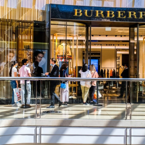 Burberry își propune să recâștige interesul cumpărătorilor prin designuri de patrimoniu