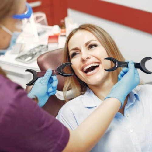 Importanța îngrijirii implanturilor dentare pentru un zâmbet sănătos