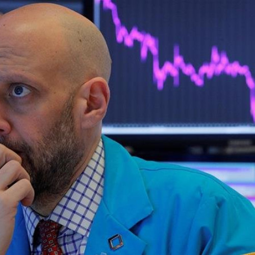 Scăderi pe piețele financiare globale din cauza tarifelor impuse de Donald Trump