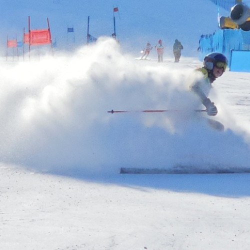 Întârzieri pe pârtia din Bakuriani la proba de slalom uriaș pentru fete