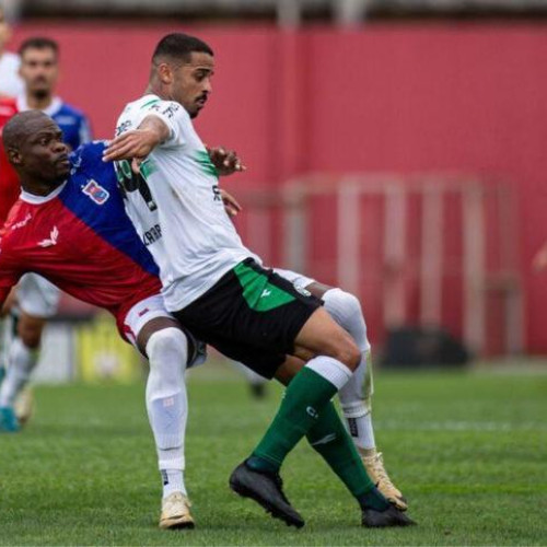 Incident pe terenul de fotbal: jucător eliminat cu intervenția poliției