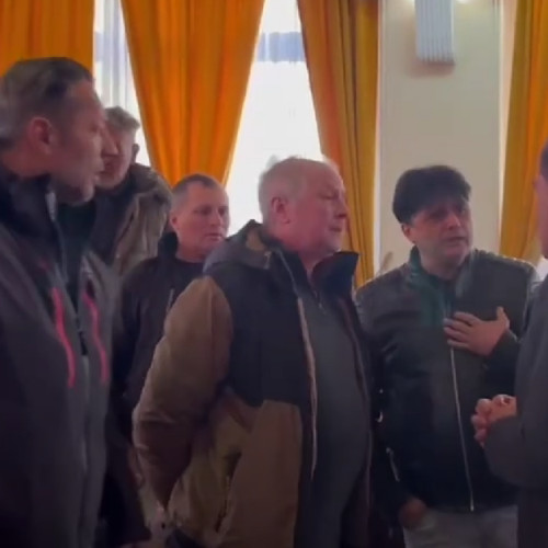 VIDEO Fostul premier Petre Roman, huiduit acum în Copou, la Universitate: „Criminalule!”