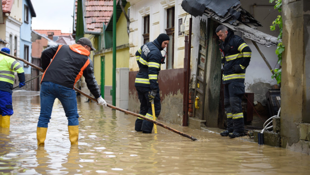 Inundații în patru județe: 400 de persoane evacuate