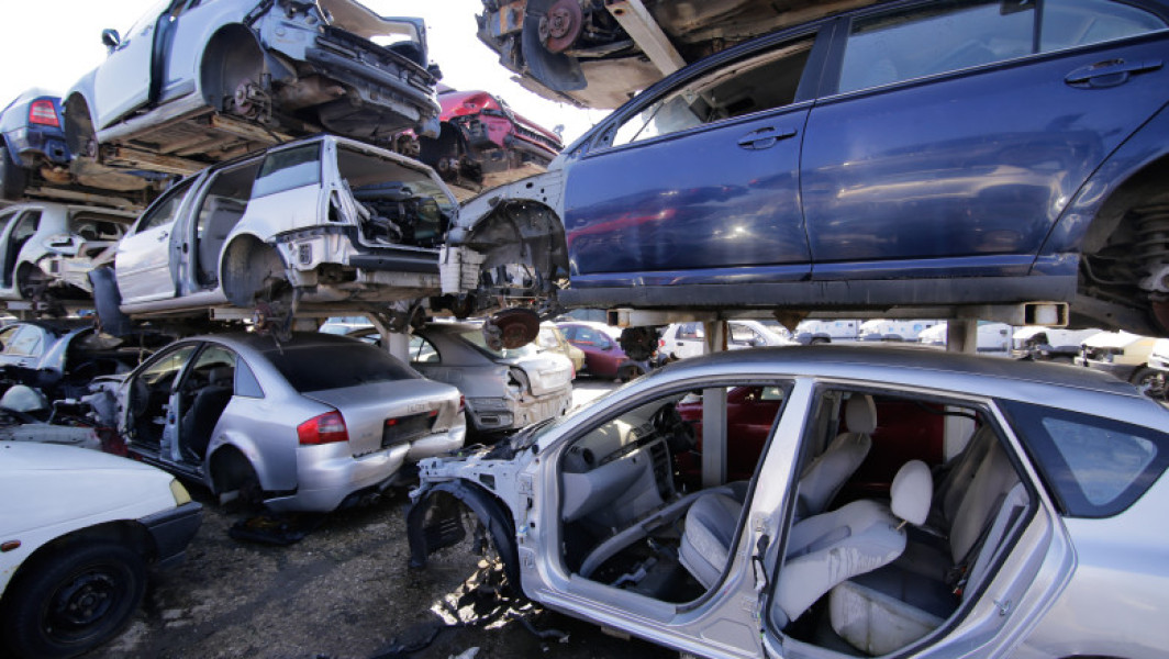 Peste 4.250 de operatori economici s-au înscris în Programul Rabla Auto 2025 în doar două ore de la deschidere, potrivit declarațiilor ministrului Mediului, Apelor și Pădurilor, Mircea Fechet. Acesta notează că, dintre aceștia, peste 2.500 doresc să achiziționeze autovehicule electrice, deși bugetul pentru aceste beneficii nu s-a epuizat încă.