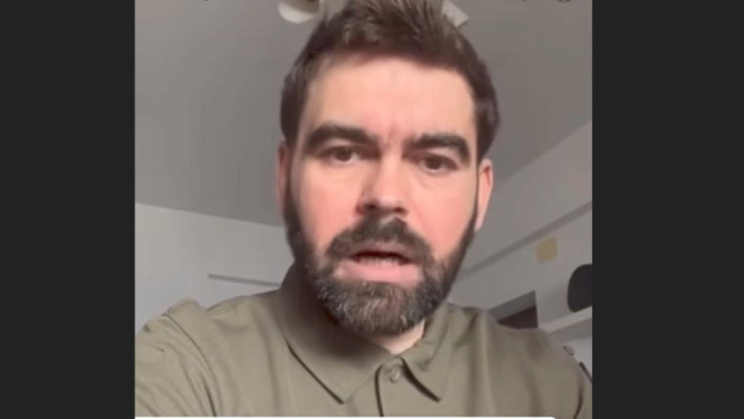 Polițiști din Gorj cercetează un fost candidat la alegerile parlamentare după ce a făcut afirmații insultătoare despre femeile care l-au votat. Potrivit digi24.ro, acesta a spus despre femeile respective că sunt „catele de trei lei”, „feministe imputite”, „zdrente” și „carpe”. El a susținut că a vrut să facă „teste de viralizare pe TikTok” și că aceste video-uri sunt „pamflete”.