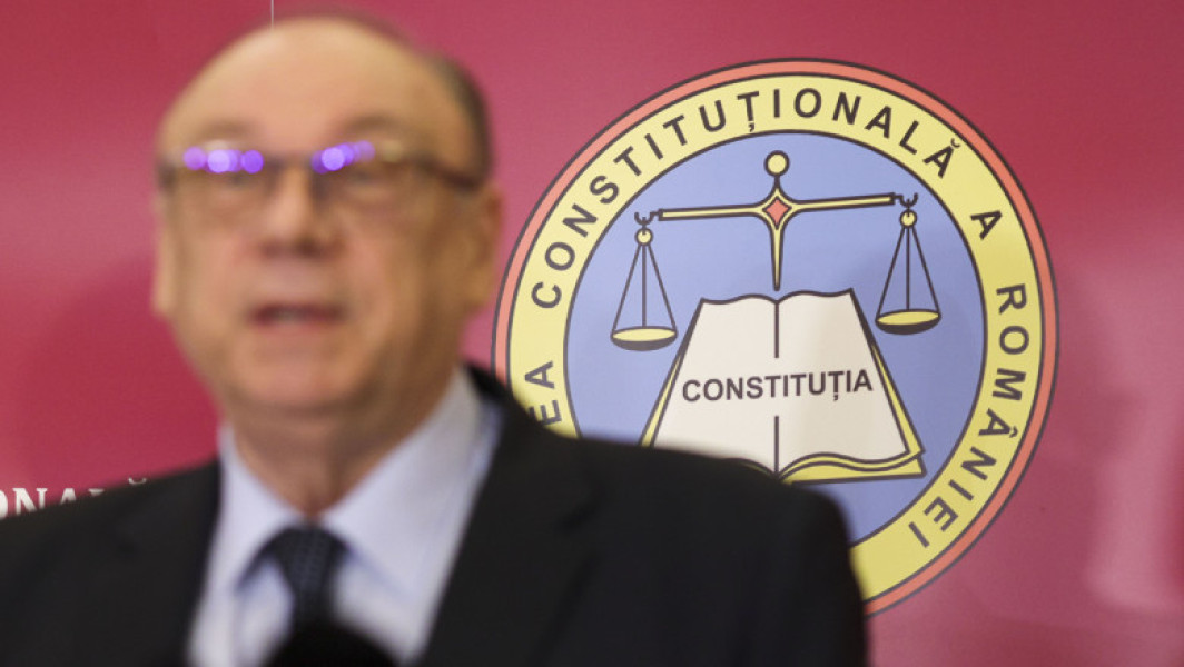 Cei nouă judecători ai Curții Constituționale a României au venituri de zeci de mii de euro anual, doar din indemnizațiile de la CCR, potrivit declarațiilor de avere depuse pentru anul 2024, referitoare la anul fiscal 2023. Potrivit Digi24, aceștia au obținut sume impresionante, iar un exemplu este președintele CCR, Marian Enache, care a avut venituri totale de aproximativ 250.000 de euro într-un singur an. În plus, unele dintre aceștia mai au și venituri din pensii, menționează sursa citată.