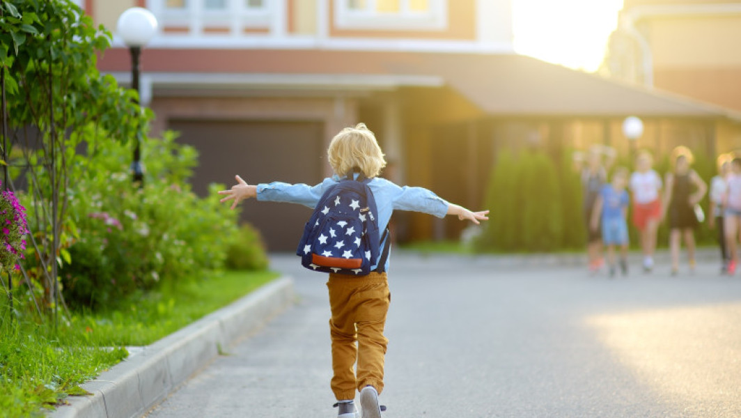 Vacanța de vară pentru elevii din România începe pe 21 iunie 2025, după încheierea ultimului modul de cursuri, potrivit structurii anului școlar 2024-2025 stabilite de Ministerul Educației. Această dată marchează sfârșitul anului școlar pentru majoritatea elevilor, cu excepția celor din clasele terminale, cum sunt clasele a VIII-a și a XII-a, care încheie cursurile mai devreme pentru a susține examenele naționale. Conform informațiilor citate de digi24.ro, vacanța de vară va dura aproximativ două luni și jumătate, fiind una dintre cele mai lungi perioade de pauză din an școlar.