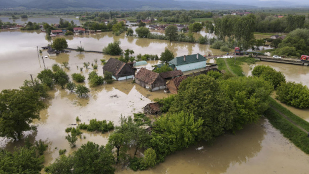 Situația inundatiilor din România, în atenția ministrului Mediului. Ministroi Mircea Fechet, citează digi24.ro, a prezentat ultimele evoluții privind situația provocată de ploile abundente din ultimele zile. Deși vremea începe să se îmbunătățească, autoritățile păstrează avertizări hidrologice, pentru a preveni pagube suplimentare.