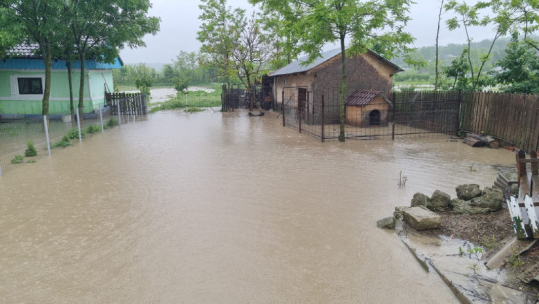 Inundatii grave in judetul Covasna: sute de gospodarii afectate si localitati izolate