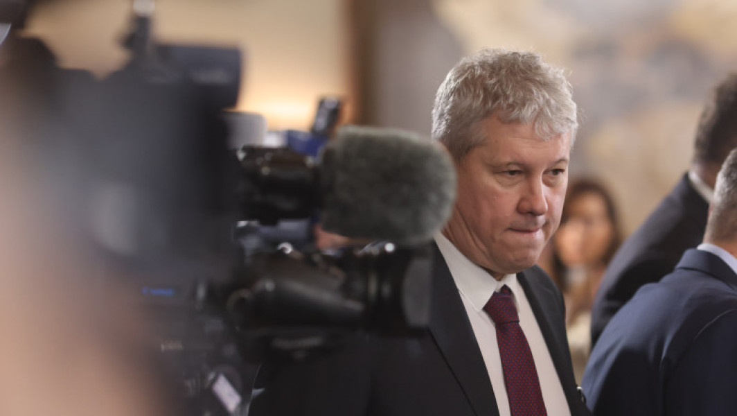 Potrivit digi24.ro, Cătălin Predoiu, premierul interimar al României, a declarat vineri, într-un interviu, că este esențial ca țara noastră să aibă cât mai repede un guvern funcțional, care să poată implementa măsuri rapide pentru reducerea deficitului bugetar. Predoiu a explicat că această urgentizare este crucială pentru a lua măsuri privind recuperarea fondurilor europene și pentru atingerea obiectivelor stabilite în cadrul semestrului european. El a menționat că, în această perioadă, trebuie luate măsuri de reformă în zona fiscal-bugetară pentru a reda încrederea piețelor financiare, care trebuie să știe că România este pe drumul cel corect.
