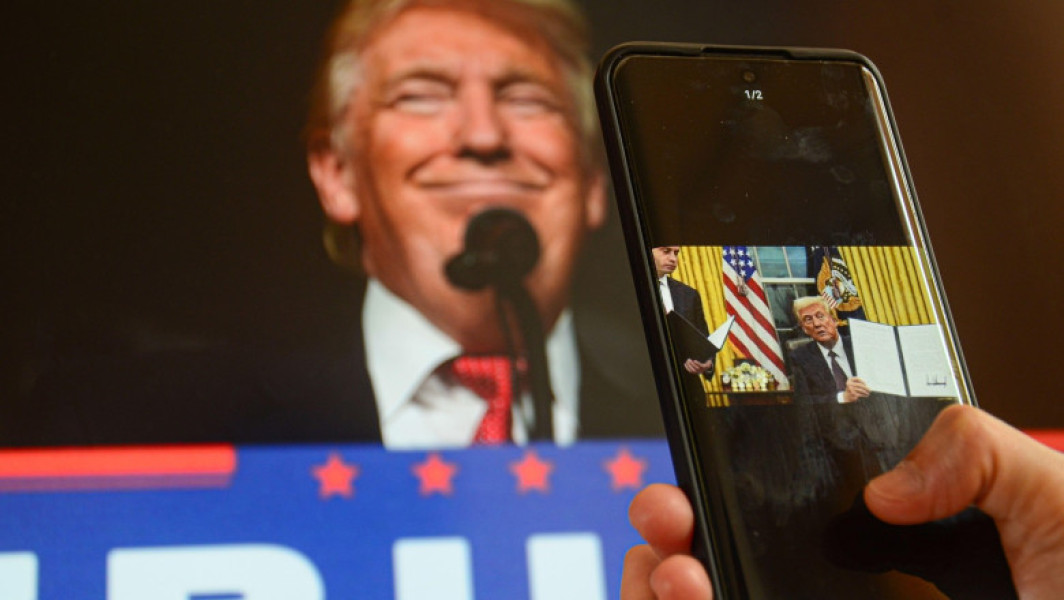 Vânzările de telefoane iPhone și ale altor producători de smartphone-uri vor fi afectate de noile politici tarifare anunțate de administrația Trump în luna aprilie, potrivit unui raport al agenției Bloomberg, preluat de Agerpres.