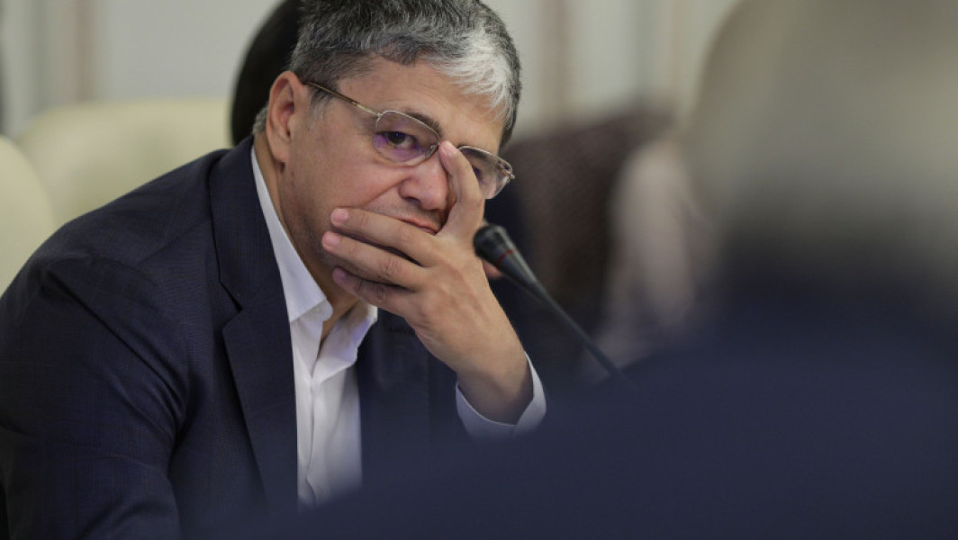 România nu va putea atinge un buget de 30 de miliarde de lei fără majorarea impozitelor, afirmă ministrul investițiilor și proiectelor europene, Marcel Bolos. Potrivit acestuia, nivelul cheltuielilor publice ale țării depășește 740 de miliarde de lei, iar reducerea sumelor cu 30 de miliarde fără creșteri de taxe pare dificil de realizat, notează digi24.ro.