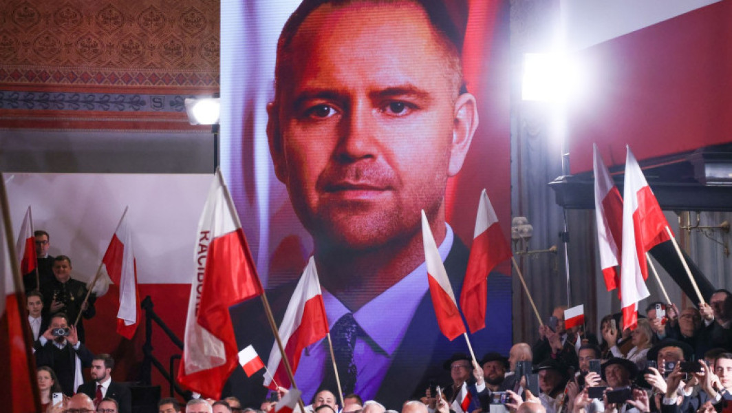 Karol Nawrocki, candidat nationalist de dreapta la alegerile prezidențiale din Polonia, pare să profite de scandalurile legate de trecutul său, chiar dacă unele dintre acuzații sunt grave. Conform unei analize realizate de Politico și citate de digi24.ro, tentația de a transforma aceste acuzații în avantaj electoral pare destul de puternică, mai ales în ultimele zile ale campaniei.