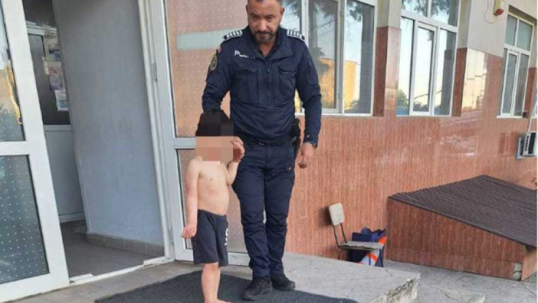 Copil de 4 ani, găsit aproape dezbrăcat pe stradă de polițiști în Botoșani