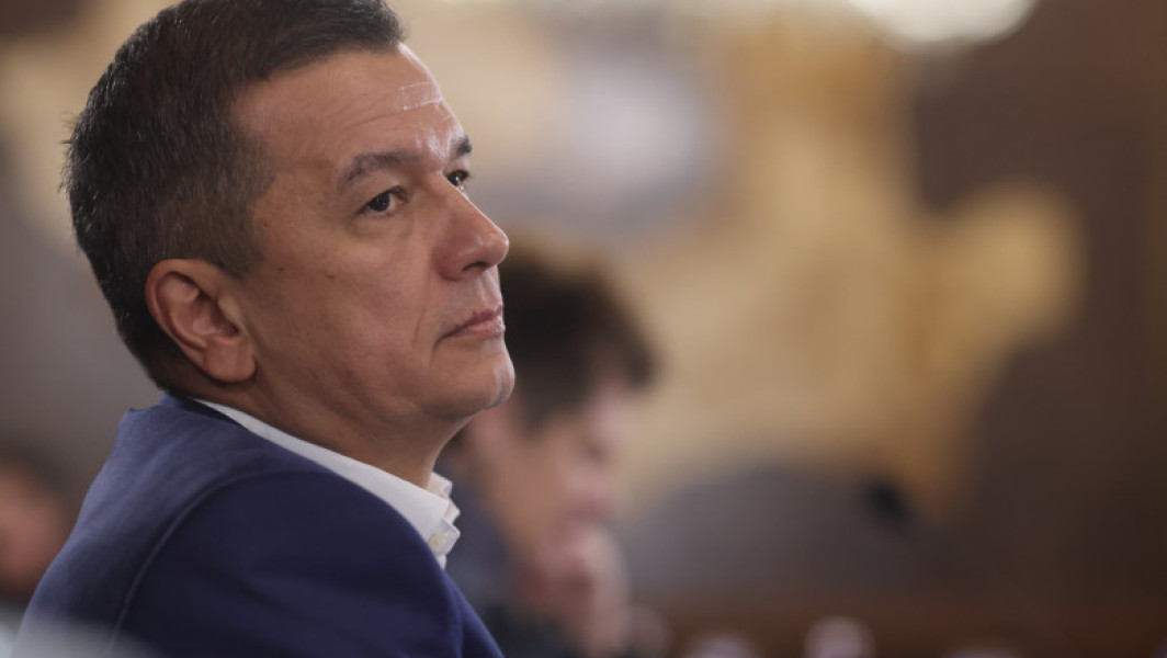 Sorin Grindeanu, președintele interimar al PSD, afirmă că România nu se află în pragul unei crize economice majore, deși recunoaște că imaginea prezentată acum nu este una optimistă. Potrivit acestuia, unele măsuri fiscale ar fi trebuit implementate mai devreme, însă campania electorală a cauzat întârzieri de aproape un an. Grindeanu notează că aceste măsuri sunt asumate și vor fi puse în aplicare, inclusiv prin Planul Național de Redresare și Reziliență (PNRR), scrie digi24.ro.