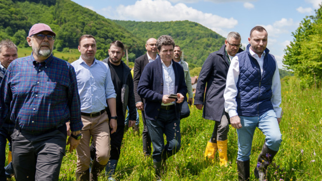 Nicusor Dan: "Statul roman este disfuncțional, de aceea nu s-au făcut suficiente măsuri pentru prevenirea inundațiilor"
Întrebat sâmbătă la Bacel, în județul Covasna, de ce nu s-au luat măsuri preventive pentru a evita inundațiile, președintele Nicusor Dan a răspuns că problema se datorează unui stat român "disfuncțional", potrivit news.ro. În timpul vizitei, el a afirmat că pentru a remedia această situație, este nevoie ca statul să fie făcut funcțional, iar în zonele afectate, soluția cel mai des menționată de primari este consolidarea și supraînălțarea digurilor.