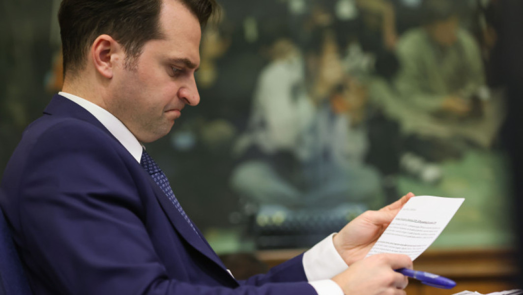 Sebastian Burduja, ministrul Energiei, a anunțat că va face plângere penală după ce a primit mesaje de amenințare și injurii din partea unui fost președinte al Consiliului de Administrație al CNCIR, o companie aflată în subordinea ministerului, citează digi24.ro.
