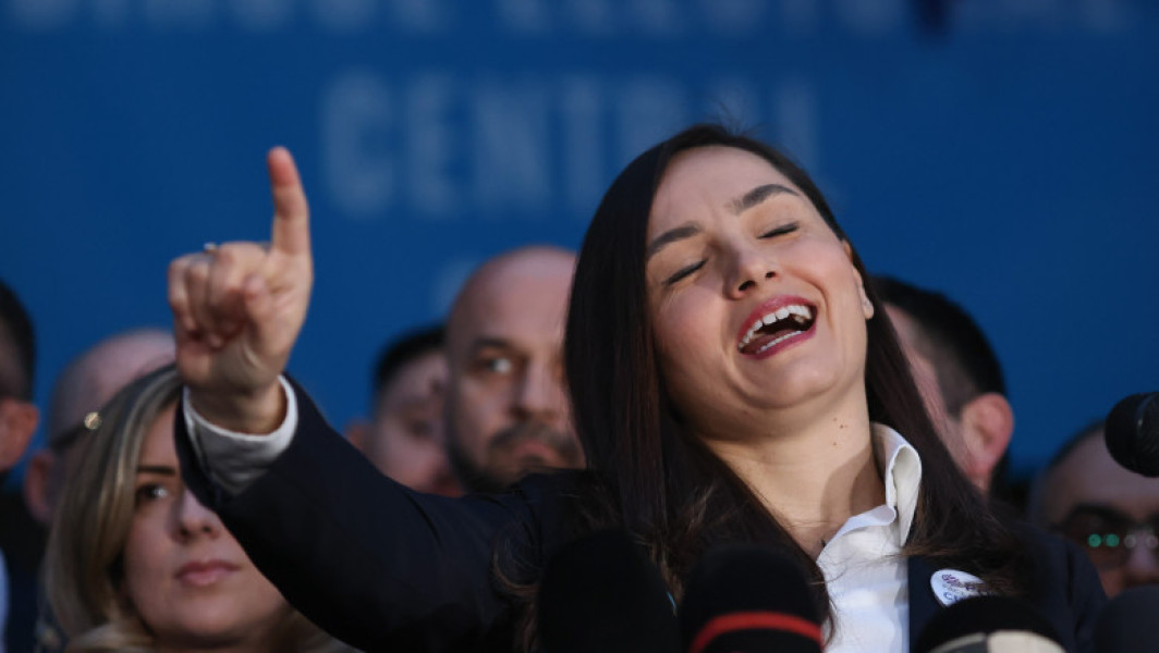 Partidul Oamenilor Tineri, care a intrat în Legislativ în urma alegerilor din decembrie, s-a exprimat pe valul suveranist și a avut ambiții mari, însă și-a pierdut rapid strălucirea și membrii. Potrivit digi24.ro, partidul s-a destrămat după ce a fost desființat de actuala conducere, iar presa notează că a fost „gone” mai repede decât s-a anticipat. Motivele declinului sunt atribuite lipsei unei direcții clare, a unor măsuri coerente și unor lideri nepregătiți, precum și comportamentului agresiv al președintei sale, Anamaria Gavrila.