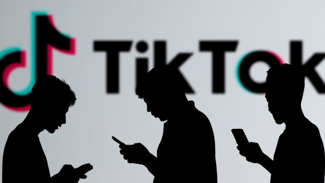 Mai mult de jumătate dintre videoclipurile populare despre sănătatea mintală de pe TikTok conțin informații eronate, potrivit unei investigații realizate de publicația The Guardian, citată de News.ro. Cercetările au arătat că oamenii se bazează tot mai mult pe rețelele sociale pentru a primi sfaturi despre sănătatea mentală, însă unele influenceri distribuie informații false, folosind limbaj terapeutic greșit și promovând soluții rapide sau afirmând lucruri nefondate.