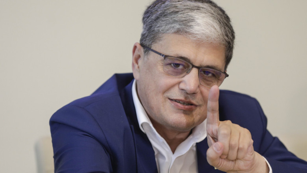 O posibilă taxare a consumului sau a capitalului, considerată de ministrul Fondurilor Europene ca o variantă pentru echilibrarea bugetului României, a fost subiectul unei declarații în cadrul emisiunii „Briefing” de pe Digi24, relatează notează sursa digi24.ro. Marcel Bolos a afirmat că viitoarea coaliție de guvernare va trebui să decidă dacă astfel de măsuri fiscale sunt viabile pentru reducerea deficitului bugetar.