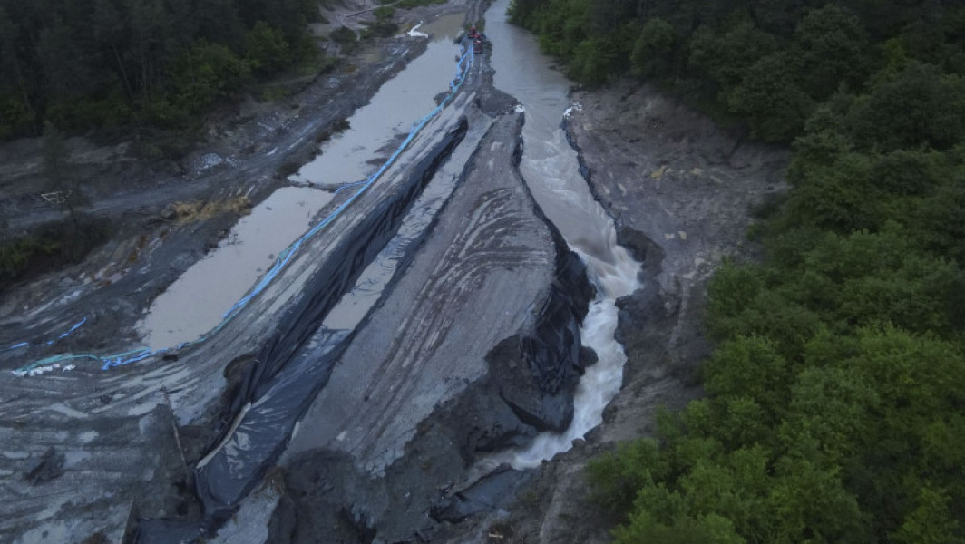Autoritățile au construit o linie de apărare la Salina Praid pentru a proteja gospodăriile din zona afectată de viituri. Potrivit digi24.ro, aceștia au realizat o linie de apărare de aproximativ 750 de metri, formată din panouri metalice și saci cu nisip, pentru a preveni inundarea caselor în caz de revărsare a paraului Corund. Intervenția survine după prăbușirea planșeului uneia dintre minele vechi ale salinei, ceea ce a dus la crearea unui risc de inundație.
