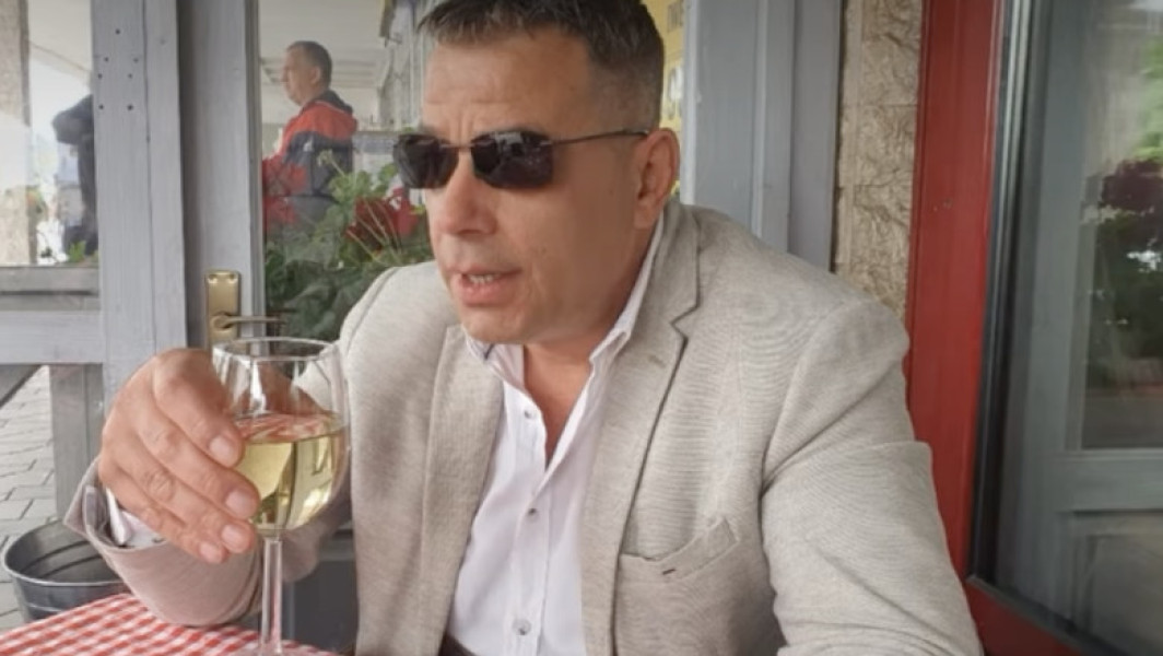 Bărbatul care a ucis fosta parteneră într-un complex rezidențial din Capitală s-a sinucis, potrivit surselor. Poliția Ilfov notează că individul avea asupra sa două arme de foc, una fiind folosită pentru comiterea crimei. Incidentul s-a petrecut sâmbătă seara și a șocat comunitatea. Autorul crimei, Robert Lupu, era urmărit de poliție după ce a împușcat-o mortal pe Teodora Marcu, care era însărcinată și se afla în compania fiicei ei de trei ani în momentul tragediei.