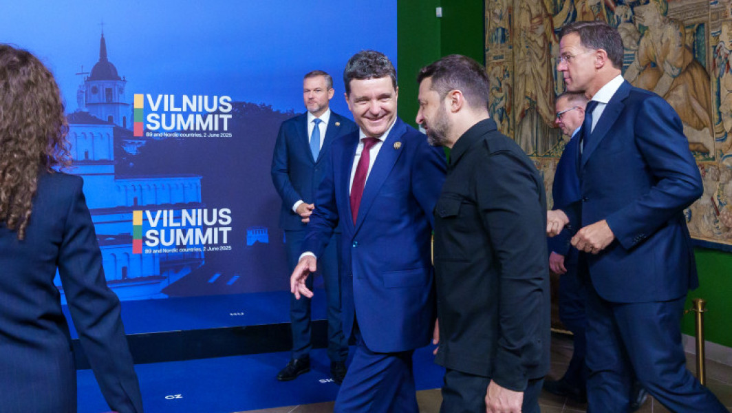 Romania va continua să sprijine Ucraina împotriva invaziei Rusiei, a declarat luni președintele Nicușor Dan, în timpul summitului B9 de la Vilnius. El a menționat că Ucraina este un vecin mai sigur decât o Rusie sau o țară controlată de Rusia, citează digi24.ro.