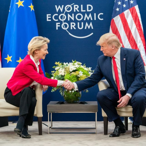 Tarifele de 50% la importurile de oțel anunțate de Donald Trump pot afecta piețele globale, avertizează analiștii, potrivit ziaruldeiasi.ro. Presiunea asupra prețurilor va fi mai mare în SUA, unde prețurile vor crește semnificativ, în timp ce Europa ar putea înregistra scăderi.