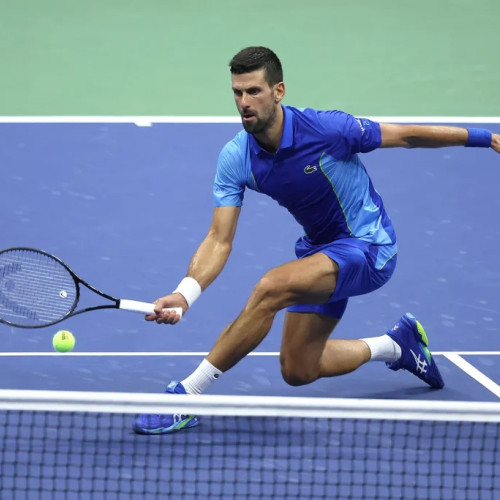 Novak Djokovici a avut dificultăți în a reveni la hotelul din Paris după meciul de la Roland Garros, din cauza manifestărilor fanilor pe străzi, potrivit ziaruldiasi.ro. La finalul meciului, jucătorul sârb a fost nevoit să facă față unei situații tensionate, fiind înconjurat de mulțimea de suporteri și chiar sfătuit să nu se întoarcă la hotel în acea noapte.
