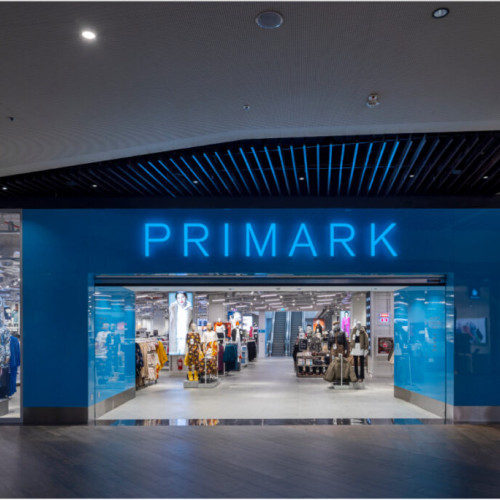 Primark își va deschide un magazin în Palas Mall Iași în 2026, potrivit ziaruldeiasi.ro, ca parte a planurilor de extindere în România. Până la sfârșitul anului viitor, compania intenționează să inaugureze alte trei locații în țară, ceea ce va duce numărul total la șase magazine. În urmă cu puțin timp, Primark a anunțat acest proiect în colaborare cu IULIUS, iar noul magazin din Iași va fi amplasat în Palas Mall. Aceasta va fi prima locație Primark în partea de nord-est a României și va ocupa aproximativ 3.000 de metri pătrați, distribuiți pe două etaje. Magazinul va oferi cele mai noi tendințe în modă, dar și produse esențiale pentru zi cu zi, inclusiv articole de îmbrăcăminte, frumusețe, stil de viață și pentru casa.