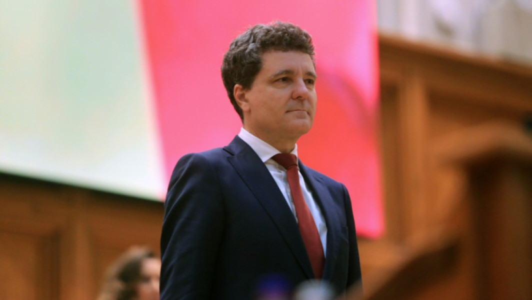 Nicușor Dan, președintele României, a transmis felicitări președintelui ales al Poloniei, Karol Nawrocki, potrivit digi24.ro. În mesajul său, el precizează că așteaptă cu nerăbdare colaborarea pentru a întări Parteneriatul Strategic dintre cele două țări. Dan menționează că "colaborarea strânsă dintre țările noastre rămâne esențială pentru asigurarea securității pe Flancul Estic și promovarea unei coeziuni și siguranțe".
