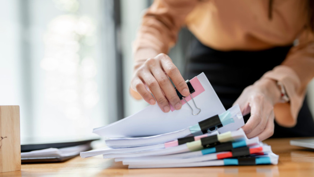 Absolvenții promoției 2025 pot să se înregistreze la Agenția Municipală pentru Ocuparea Forței de Muncă (AMOFM) București în termen de 60 de zile de la absolvire, pentru a fi în evidențe ca persoane în căutarea unui loc de muncă, potrivit digi24.ro. Această înregistrare le oferă acces la servicii specializate care îi pot ajuta să se integreze pe piața muncii, menționează AMOFM într-un comunicat de presă.
