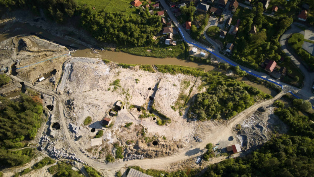 Experți internaționali urmează să sosească în Romania pentru a evalua situația de la Salina Praid, anunță Raed Arafat. Potrivit acestuia, experții din Spania, Olanda, Germania și Ungaria vor ajunge în țară începând de miercuri pentru a ajuta autoritățile române să găsească cele mai bune soluții. Aceștia trebuie să răspundă la trei întrebări esențiale: dacă există vreun risc pentru oameni în zonă, care este impactul asupra mediului și ce se întâmplă cu salina în sine, notează dig24.ro.
